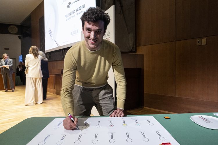 IL MIGLIOR SOUS-CHEF - Alessandro Cornali, L’Argine a Vencò, Dolegna del Collio (Gorizia). Premia Divine Creazioni by Surgital
con la seguente motivazione:«Bergamasco, nipote e figlio di ristoratori, non si accontenta di crescere tra i fornelli di casa e così apprende il mestiere spiando il lavoro di grandi maestri, in Francia e Stati Uniti soprattutto. Instancabile lavoratore, poliglotta, oggi è colonna di cucina di una tavola simbolo del Friuli Venezia Giulia».